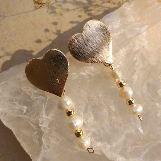 Aretes corazón con perlas